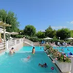 Garden Village Con Piscina, Riservata E Parcheggio Ferienpark