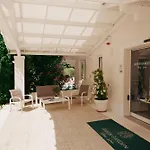 Garden Village Con Piscina, Riservata E Parcheggio 假日公园 3*
