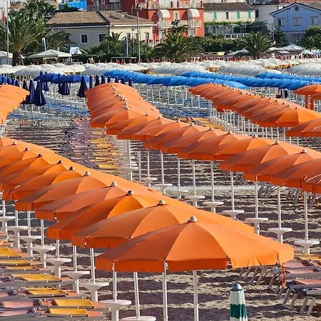Garden Village Con Piscina, Riservata E Parcheggio Sirolo