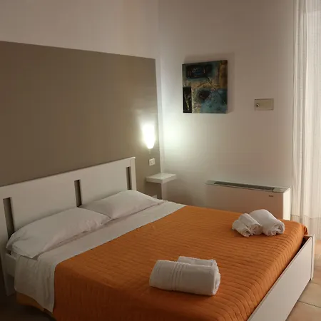Garden Village Con Piscina, Riservata E Parcheggio シローロ