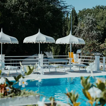 Garden Village Con Piscina, Riservata E Parcheggio منتزه العطل سيرولو