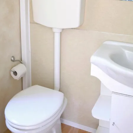 Garden Village Con Piscina, Riservata E Parcheggio ホリデーパーク シローロ