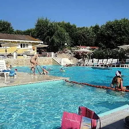 Garden Village Con Piscina, Riservata E Parcheggio 3*